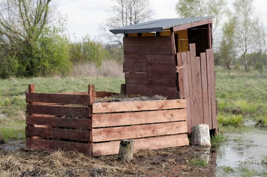 drewniany kompostownik, kompost, wychodek