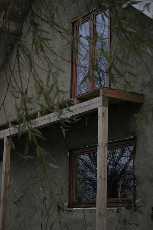 okna drewniane, tynk gliniany, dom ze słomy