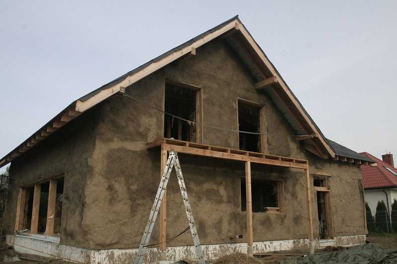 tynk gliniany, budowa domu ze słomy i gliny w 2017
